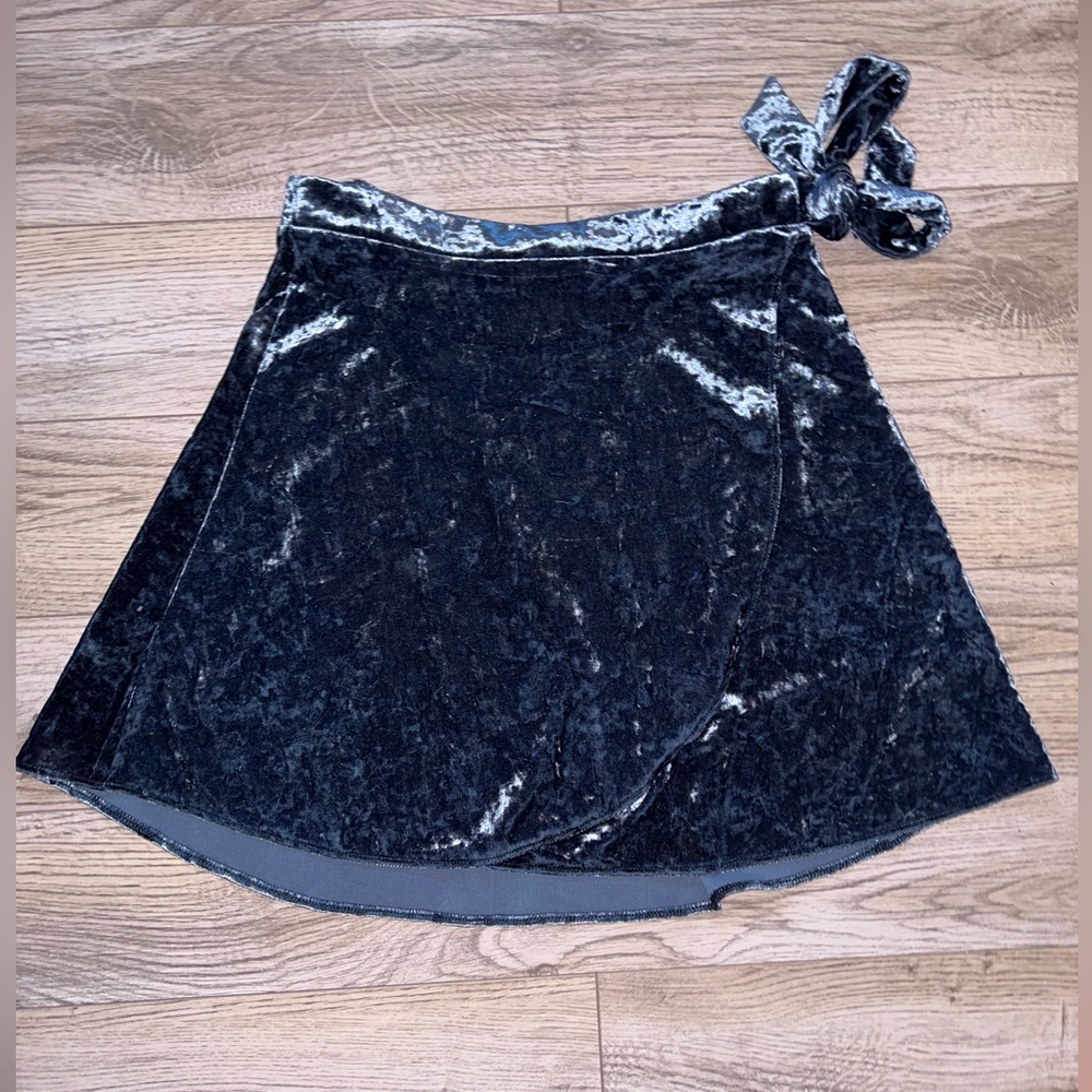 NWOT American Eagle Women’s Velvet Skirt with Ties